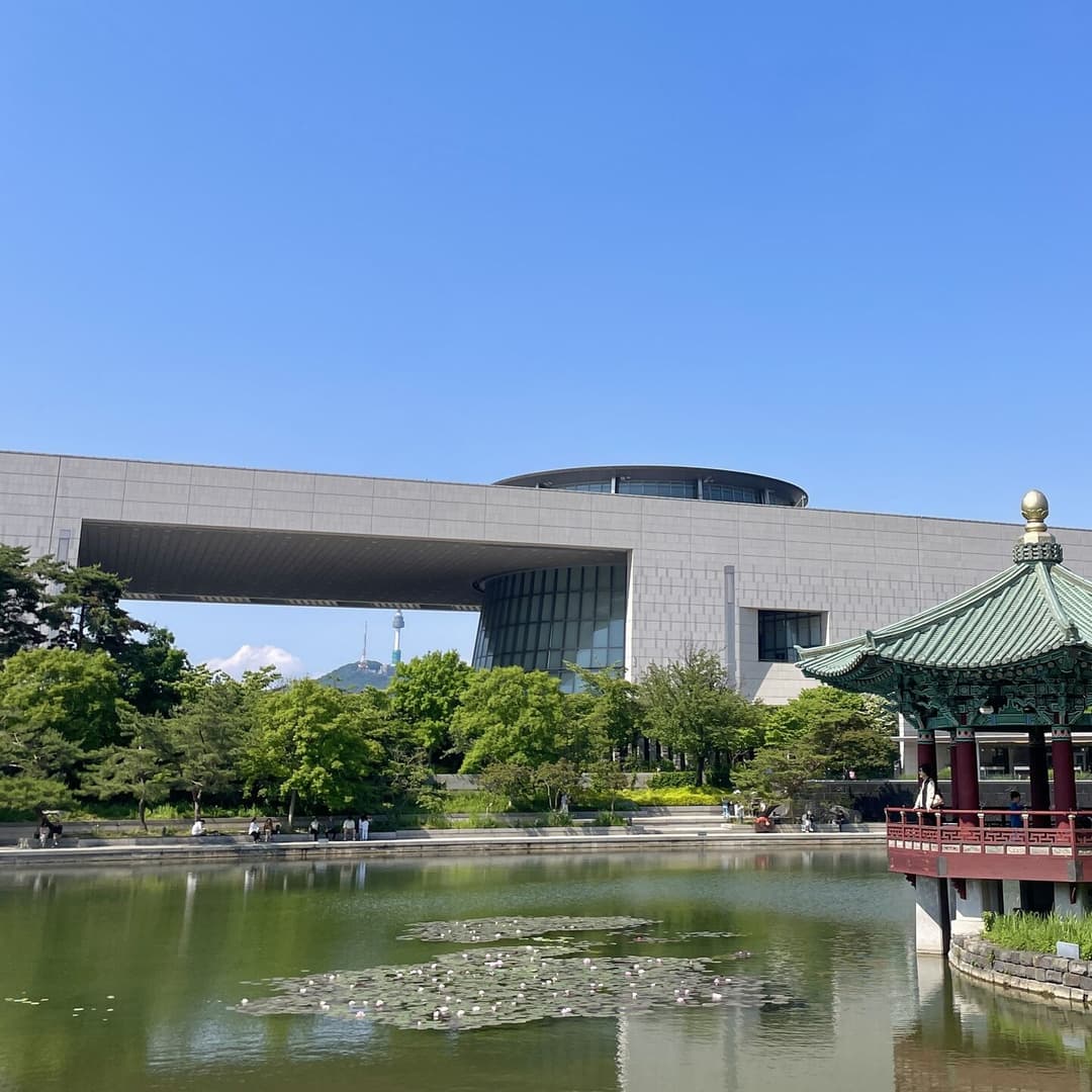 Expert-guided docent tour at the National Museum of Korea